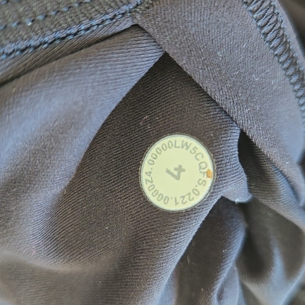 Lululemon, size 4, euc - Picture 3 of 3